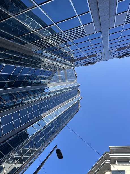 阳光明媚的日子拍摄的高层建筑，高角度照片图片下载