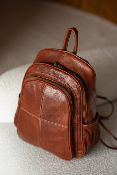 一张橙色复古风格皮革背包的室内照片。图片下载