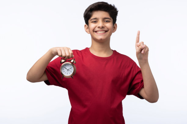 青少年男孩与闹钟的库存照片图片下载