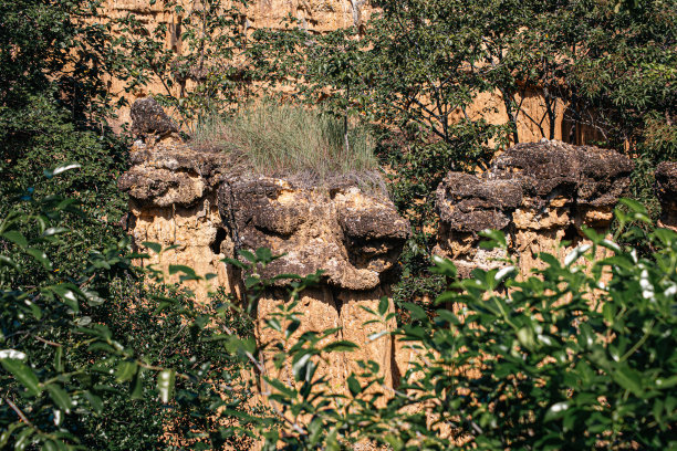 梅旺国家公园的奇观风景——帕乔尔，是由地壳板块抬升以及风雨侵蚀造成的自然现象（图片有噪点和胶卷颗粒感）。图片下载