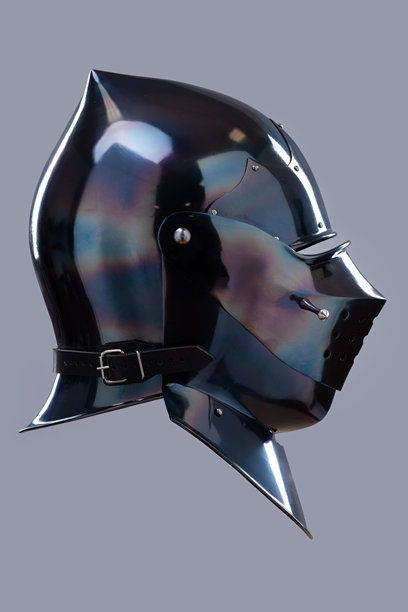 黑色光亮的封闭头盔，带有通风孔。这张图片展示了一个黑色光亮的头盔，可能由黑化钢制成，形状光滑圆润，前面有几个小通风孔。图片下载