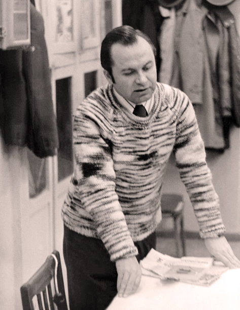 一张复古照片，展示了一位年轻科学家在讨论他放在桌子上的笔记和图纸。苏联，1960年代。图片下载