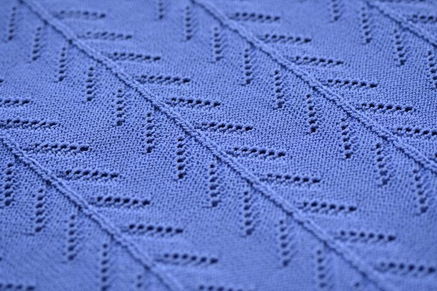 紫色针织面料纹理照片作为背景，紫色针织面料特写纹理。图片下载