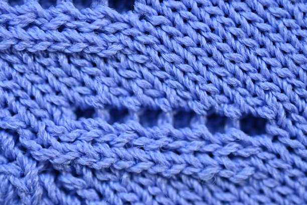 紫色针织面料纹理照片作为背景，紫色针织面部纹理特写图片下载
