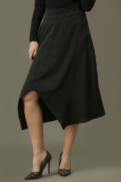 一系列全黑造型的女性模特工作室照片图片下载