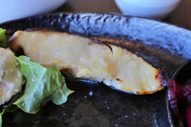 日本料理：银鳕鱼西京烧（味噌酱烤银鳕鱼）在日本东京图片下载