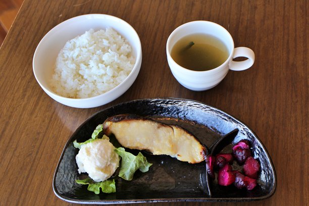 日本料理：银鳕鱼西京烧（味噌酱烤银鳕鱼）在日本东京图片下载