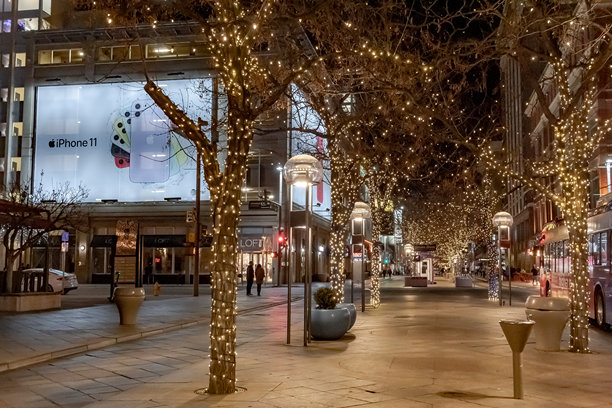 位于科罗拉多州丹佛市中心的灯光璀璨的步行街。照片拍摄于圣诞节假期的夜晚。图片下载