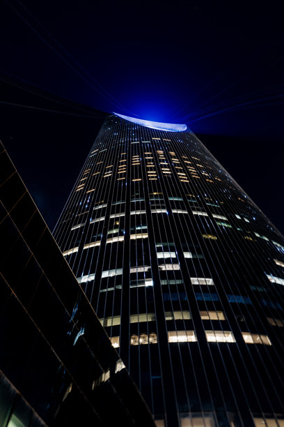 利雅得王国大厦的低角度夜景照片图片下载