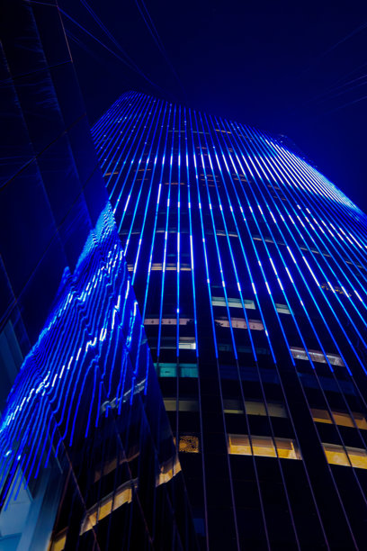 利雅得王国大厦的低角度夜景照片图片下载