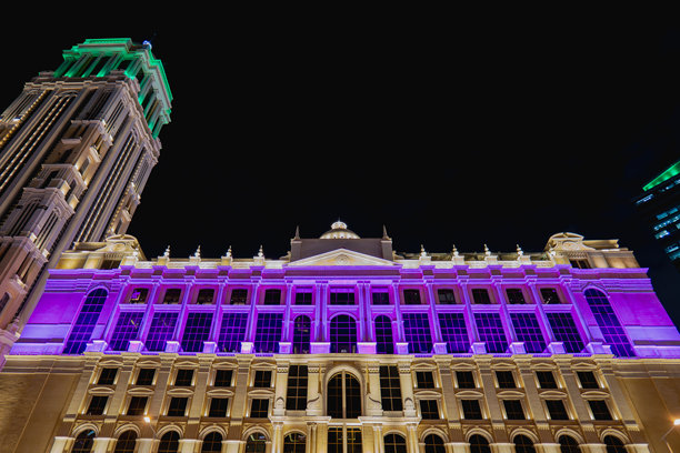 拉马丹期间，利雅得灯火辉煌的城市景观和水仙酒店的夜景照片图片下载