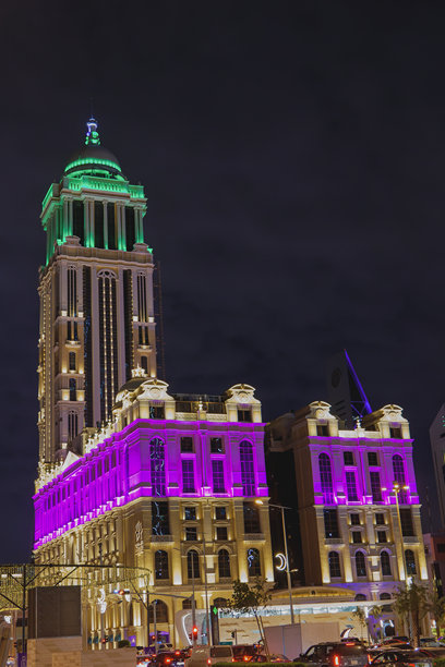 拉马丹期间，利雅得灯火辉煌的城市景观和水仙酒店的夜景照片图片下载