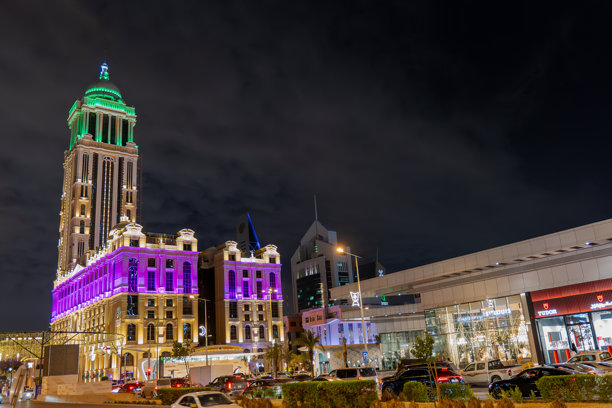 拉马丹期间，利雅得灯火辉煌的城市景观和水仙酒店的夜景照片图片下载