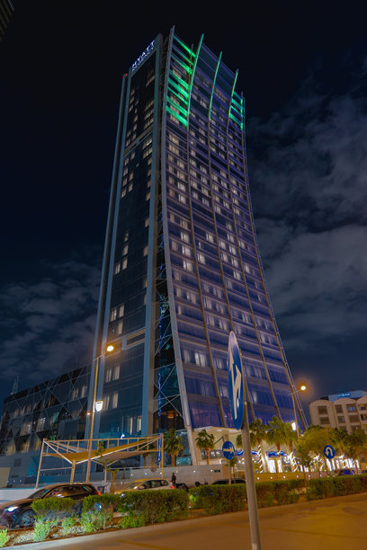 利雅得灯光璀璨的凯悦酒店夜景照片图片下载