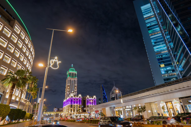 拉马丹期间，利雅得灯火辉煌的城市景观和水仙酒店的夜景照片图片下载