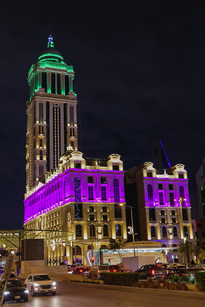 拉马丹期间利雅得灯火辉煌的城市景观和水仙酒店的夜景照片图片下载