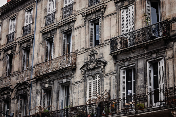 一幅迷人的照片，捕捉了欧洲小镇的美丽。图片下载