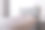 现代卧室内部，配有家具。双人床上铺有枕头和床单，床头柜。卧室内光线柔和舒适，色调宁静。时尚公寓室内。卧室照片。图片下载