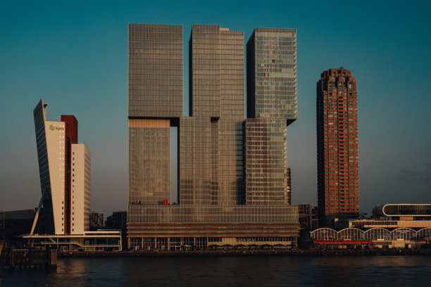 鹿特丹的旅行摄影，包括新奥尔良塔、KPN塔、南港塔、邮轮码头、鹿特丹港，荷兰摩天大楼的照片。码头和商业码头上停靠着船只。图片下载