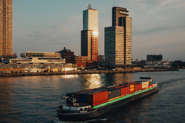 鹿特丹的旅行摄影，包括新奥尔良塔、KPN塔、南港塔、邮轮码头、鹿特丹港，荷兰摩天大楼的照片。码头和商业码头上停靠着船只。图片下载