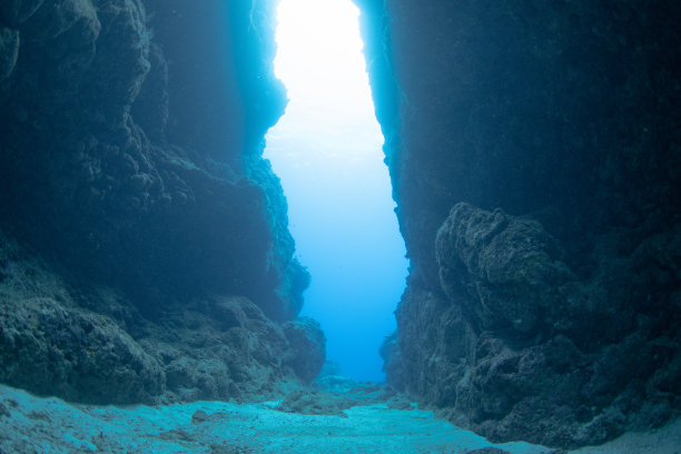 美丽的水下照片，阳光照射在水下洞穴上。图片下载