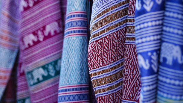 泰国旅游景点展示的当地布料图案特写图片。图片下载