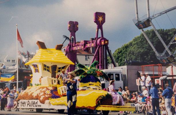 80年代夏季的泽西花卉战斗节罕见的复古历史照片图片下载