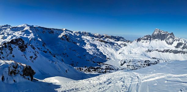来自格拉鲁斯的阿尔卑斯全景。格拉鲁斯阿尔卑斯的滑雪之旅，俯瞰穆尔岑斯托克山，靠近希尔特。冬季滑雪登山。冬季山地风景。高质量照片。图片下载