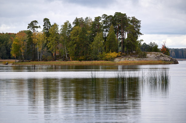 湖面上的阴 cloudy 秋季风景，横向图片图片下载