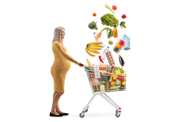 孕妇推着一个掉落食物的购物车图片下载