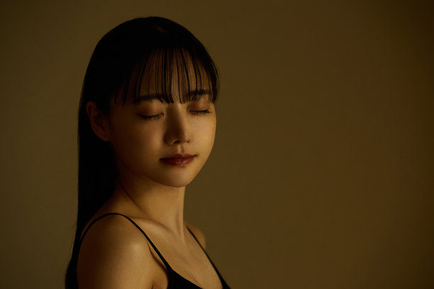 温暖色调拍摄的年轻女性护肤照片。图片下载