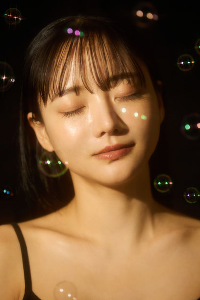 温暖色调拍摄的年轻女性护肤照片。图片下载