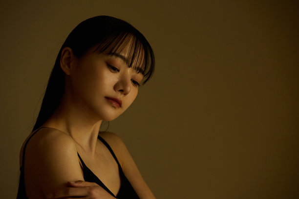 温暖色调拍摄的年轻女性护肤照片。图片下载