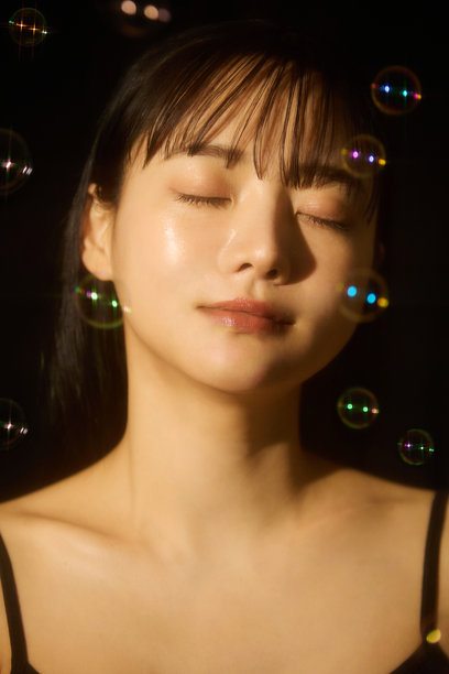 温暖色调拍摄的年轻女性护肤图片。图片下载