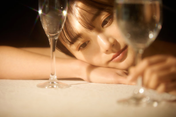 温暖色调拍摄的年轻女性护肤照片。图片下载