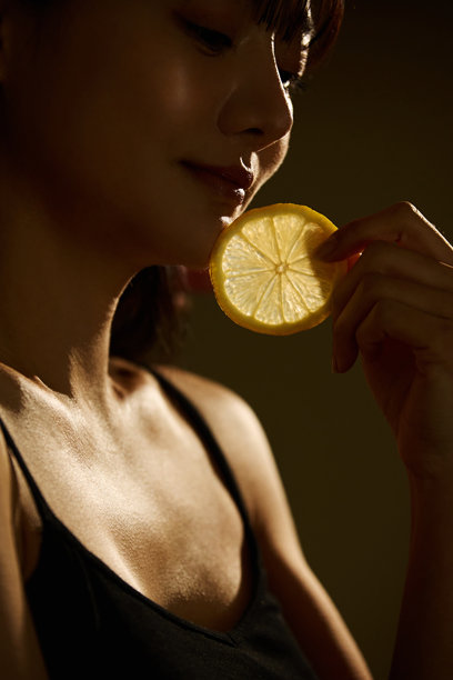 温暖色调拍摄的年轻女性护肤照片。图片下载