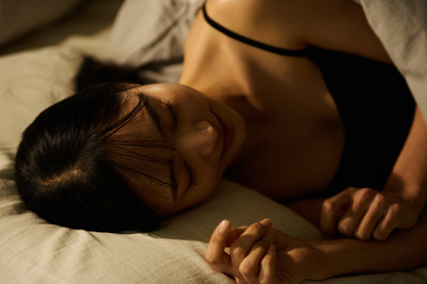 温暖色调拍摄的年轻女性护肤照片。图片下载