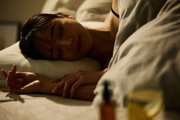 温暖色调拍摄的年轻女性护肤照片。图片下载