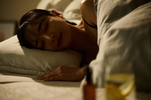 温暖色调拍摄的年轻女性护肤照片。图片下载