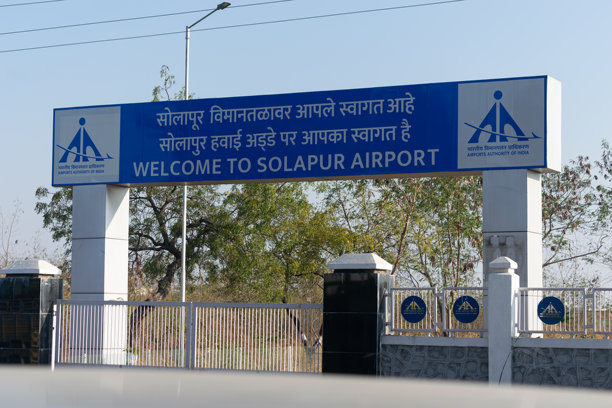 索拉普尔机场的入口大门和欢迎牌的图片。道路、交通、连接性、航空公司、印度机场管理局、设施、商业、印地语、马拉地语。图片下载
