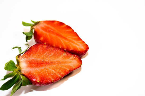 简约风格的成熟多汁草莓照片，背景为白色。图片下载