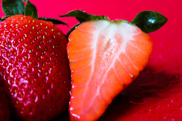 红色背景上成熟多汁的草莓极简主义照片图片下载