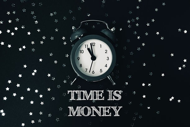 黑白照片中的时钟，下面写着“时间就是金钱”图片下载