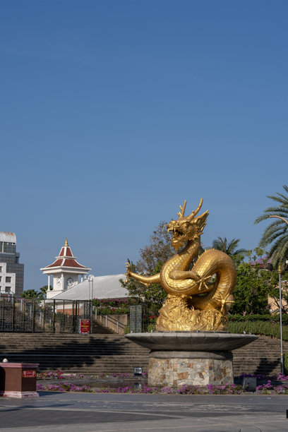 泰国皇后诗丽吉公园普吉岛街道上的金龙雕像。竖版图片图片下载