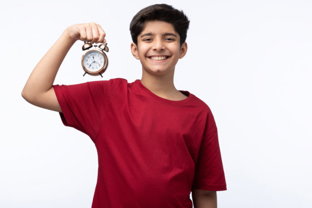 青少年男孩与闹钟的库存照片图片下载