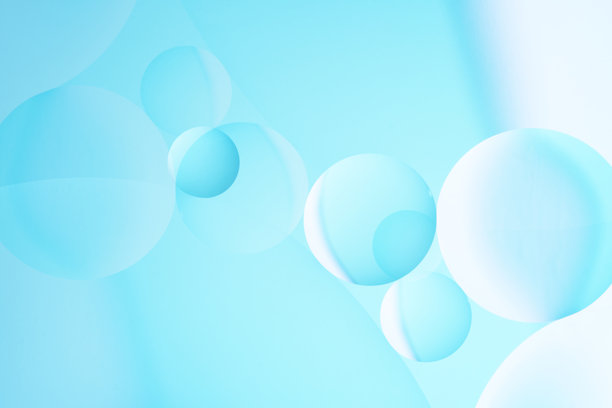 宏观照片，水面上的油滴形成的圆圈。抽象的蓝色和粉色背景，伴有油泡。图片下载