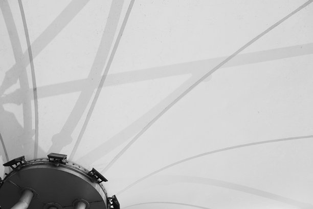 黑白照片展示了美丽的图案形状纹理，户外海滩阴影码头港口的设计视角。图片下载