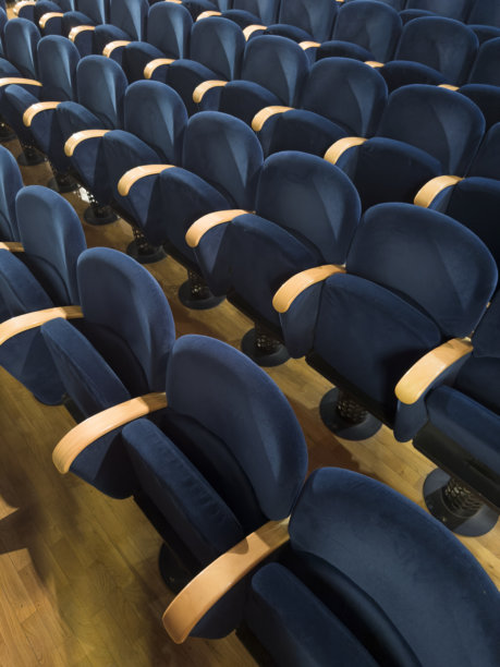 空荡荡的剧院中蓝色座椅的照片记录图片下载