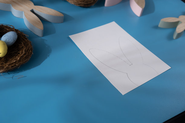 手绘复活节兔子与“保持耳朵挺直”的字样，复活节礼物创意。自己动手的说明明信片，环保装饰。制作手工艺术礼物，儿童DIY项目。春季假期家庭时光。图片下载