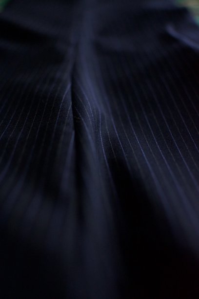 蓝色条纹裤子面料的特写照片图片下载